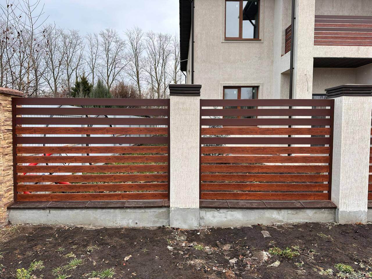 Забор-ранчо из металлопланкена 10м RAL8017 Шоколад МАТТЕ + Темное Дерево (Printech) фото 4 в Серпухове