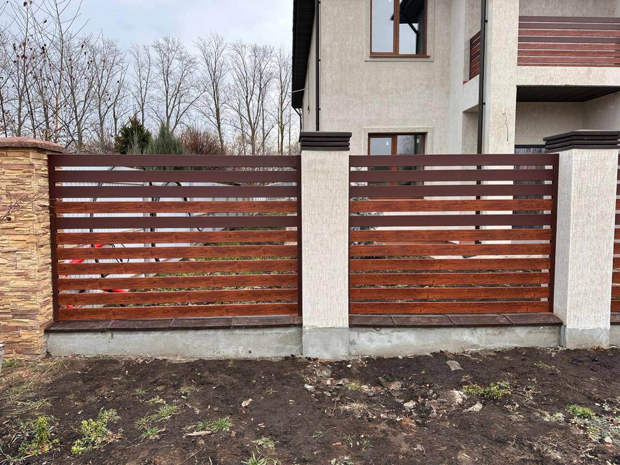 Забор-ранчо из металлопланкена 10м RAL8017 Шоколад МАТТЕ + Темное Дерево (Printech) фото 2 в Серпухове