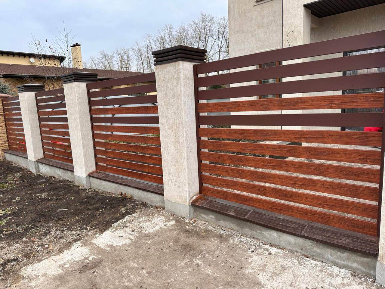 Забор-ранчо из металлопланкена 10м RAL8017 Шоколад МАТТЕ + Темное Дерево (Printech) в Серпухове