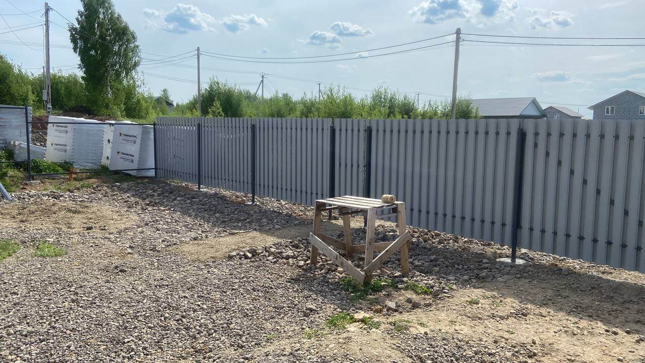 Забор из евроштакетника 16м RAL7024 Серый Графит фото 1 в Серпухове