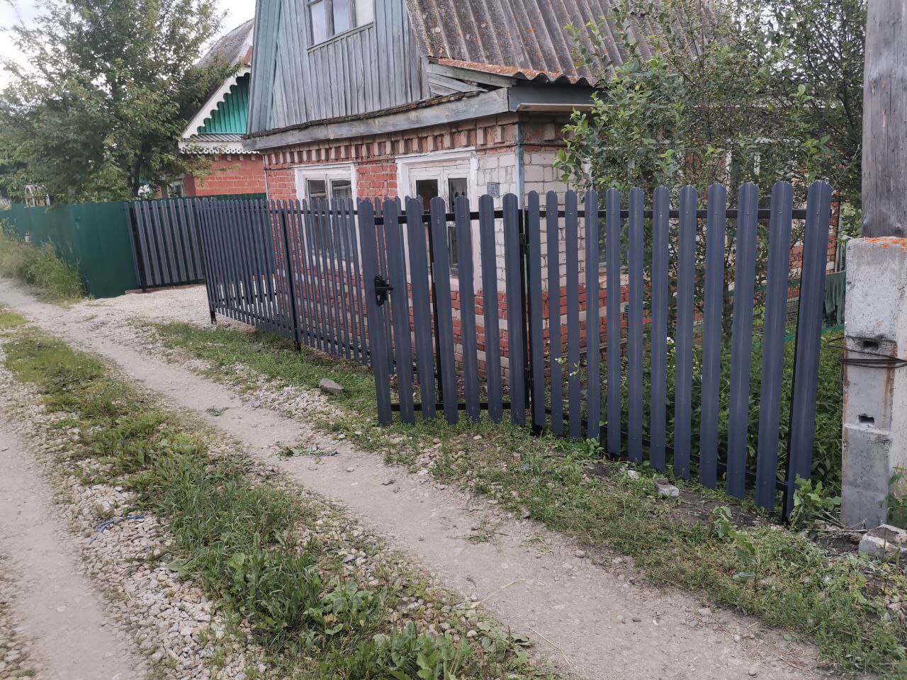 Забор из евроштакетника 7м RAL7024/7024 Серый Графит двусторонний фото 3 в Серпухове