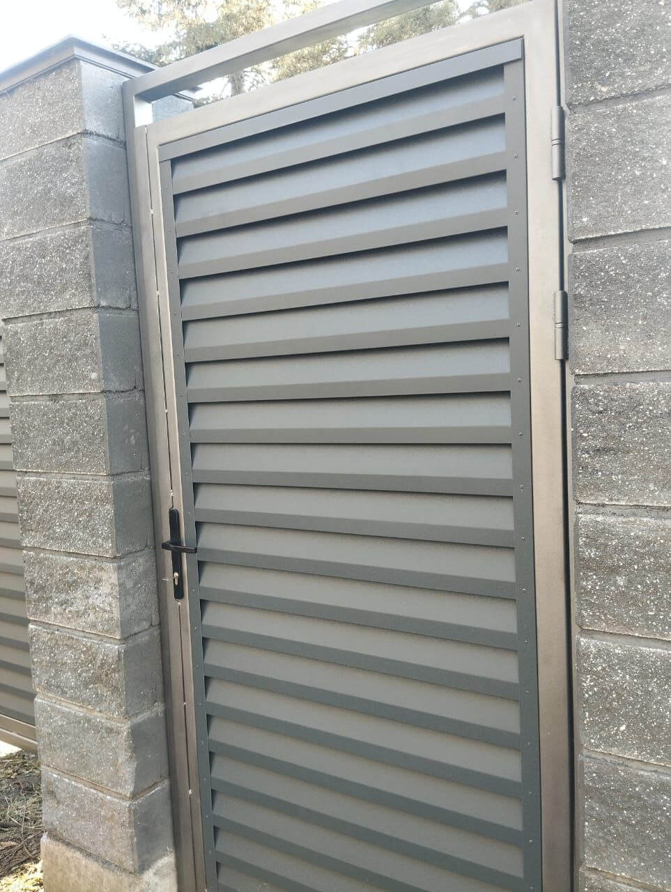 Откатные ворота с калиткой из ламелей Реснички RAL7024/7024 Серый Графит двусторонний МАТТЕ фото 2 в Серпухове