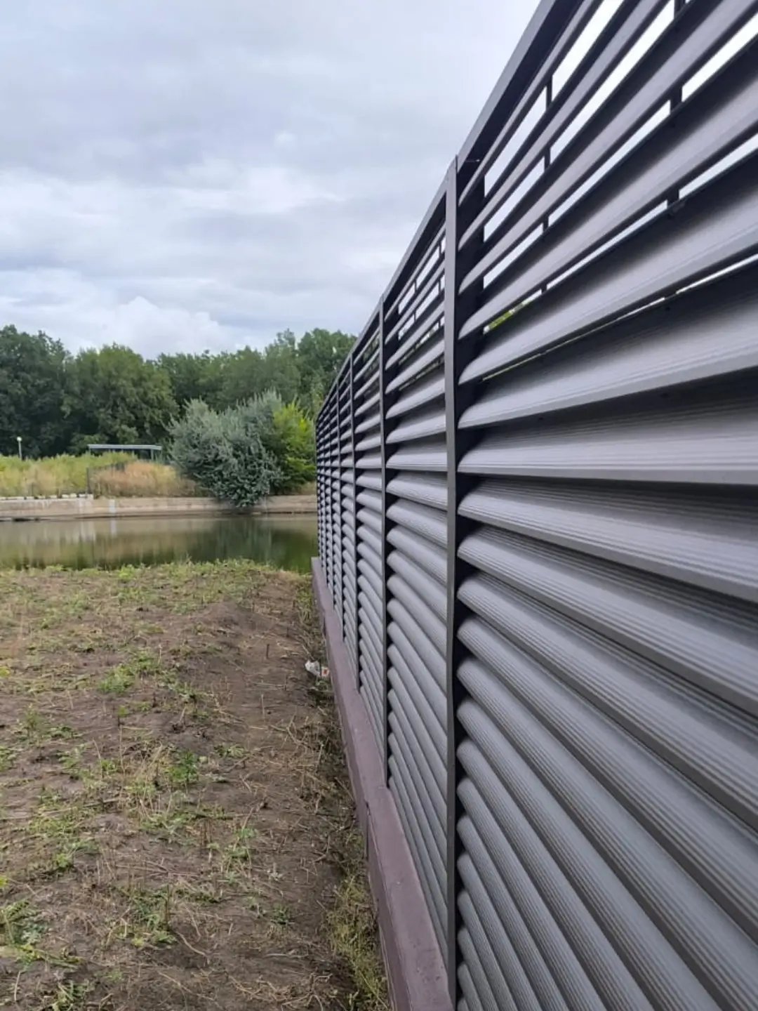 Забор-жалюзи из ламелей еврожалюзи 86м RAL8019/8019 Темный Шоколад двусторонний МАТТЕ фото 7 в Серпухове
