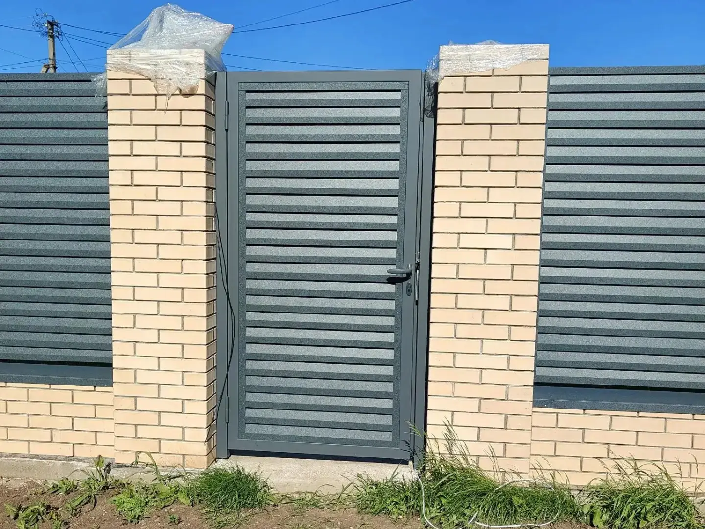 Забор-жалюзи из ламелей Реснички 16м RAL7024 Серый Графит Стальной Бархат фото 2 в Серпухове