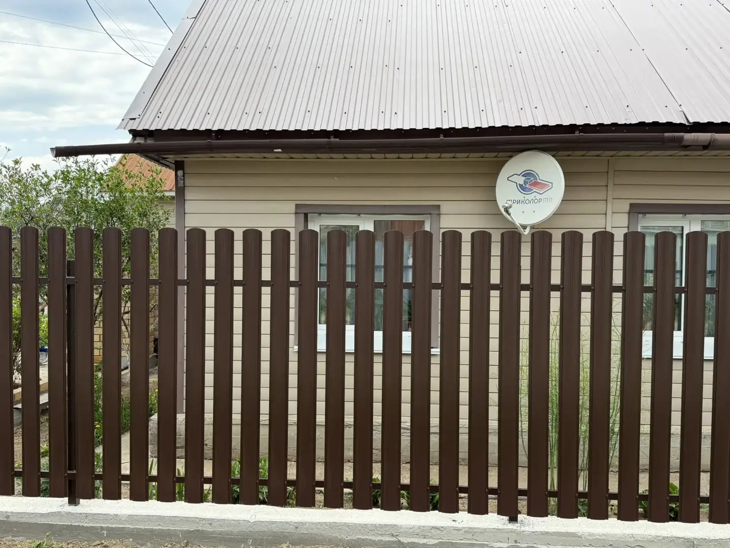 Комбинированный забор из ламелей ЭКО-Z-US и евроштакетника 18м RAL8017 Шоколад МАТТЕ, Полиэстер фото 3 в Серпухове
